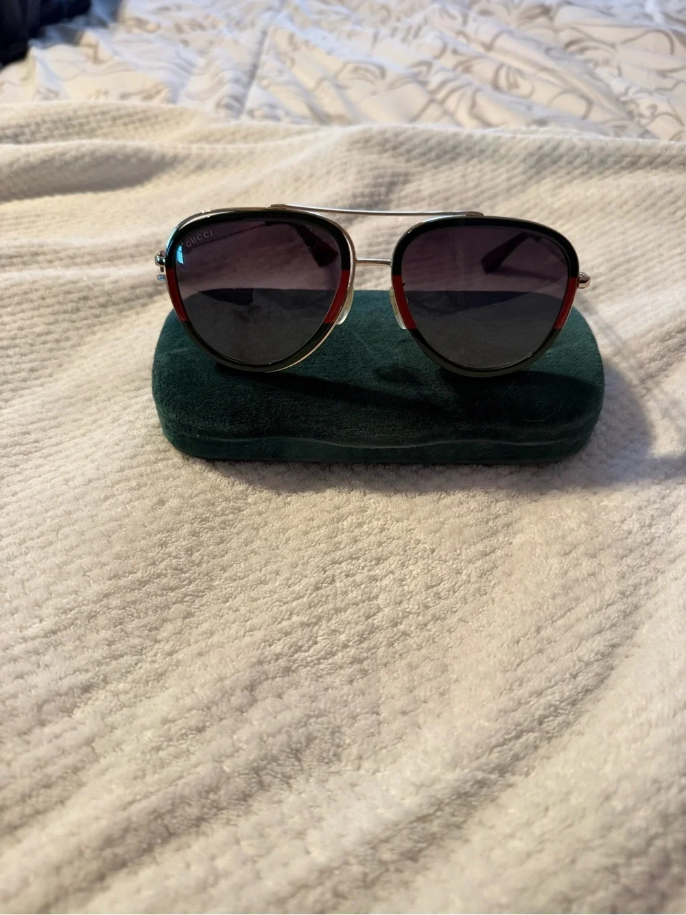 Gucci women’s Black Gradient Aviator Sunglasses with Red Accents